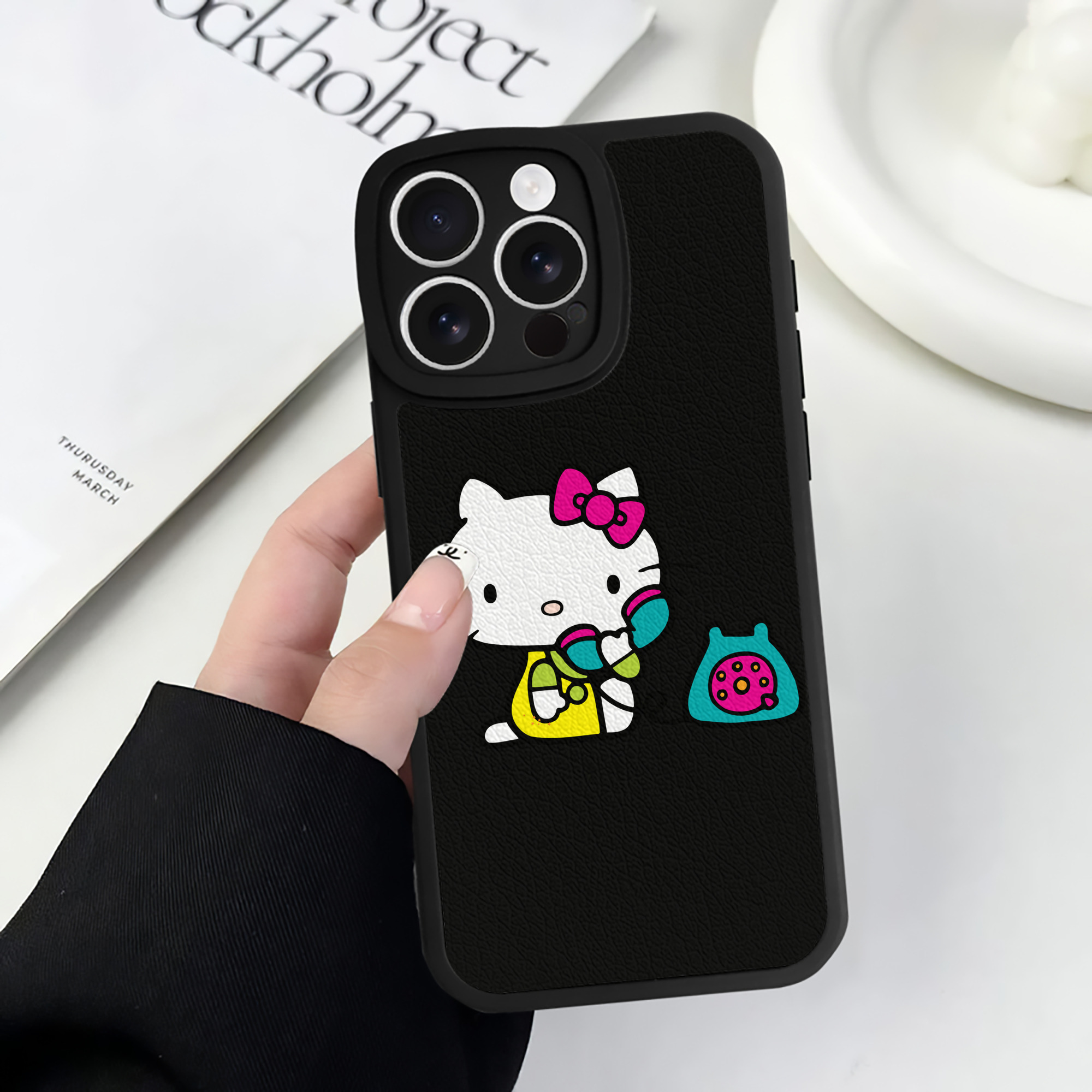 （画像用） Hello Kitty ハローキティ 【iPhone 16シリーズ対応】シリコンスマホケース（レザー調） 材質：シリコン